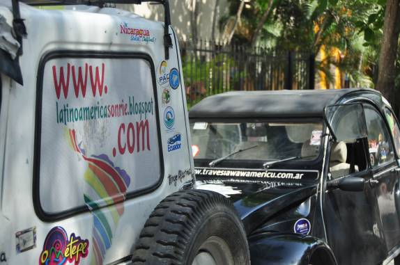 Os carros das expedições argentinas em Playa del Carmen, no litoral do Yucatán, no México